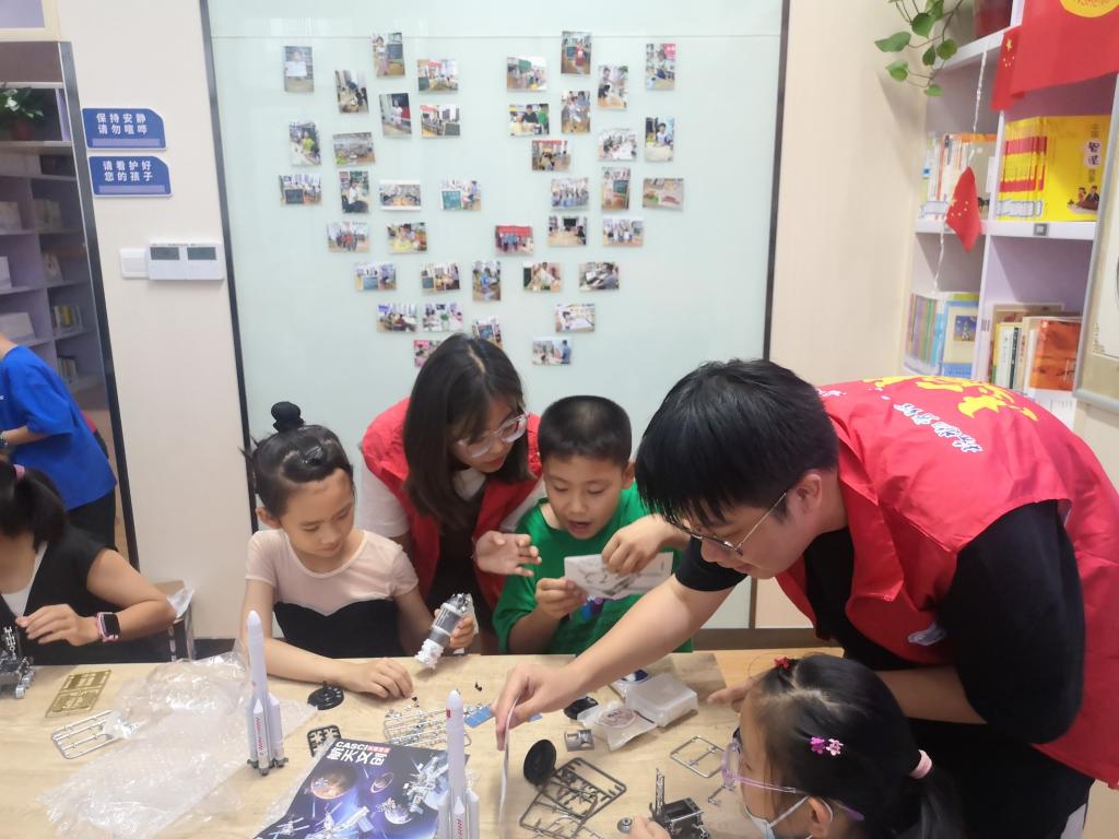 支部黨員同學(xué)帶領(lǐng)小朋友們拼航天模型.jpg